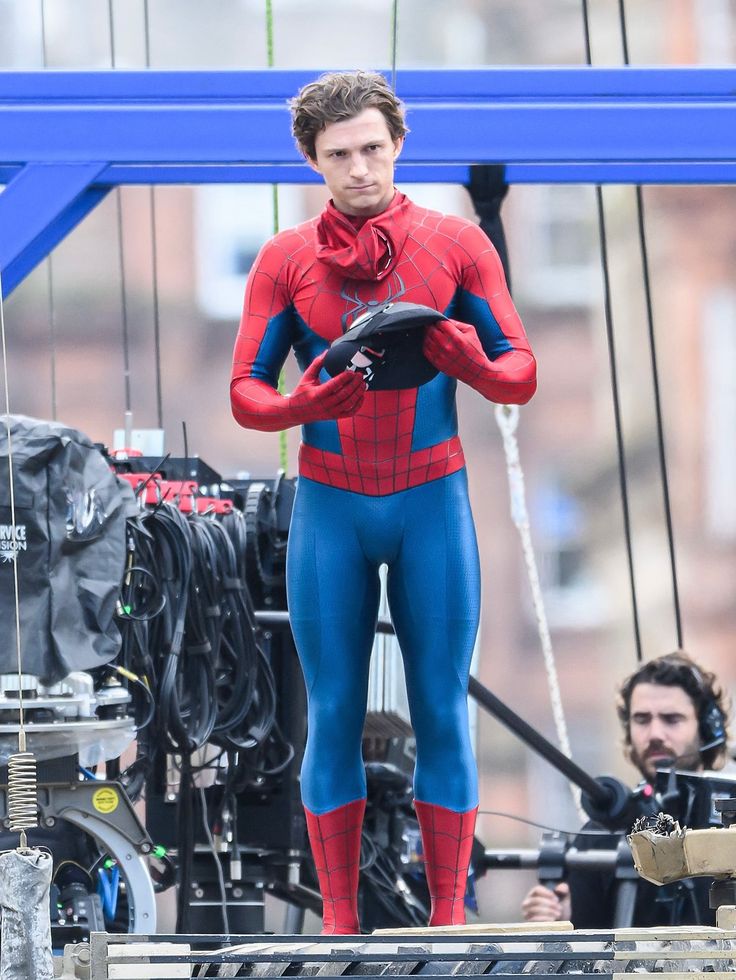 Tom Holland Suffers Concussion